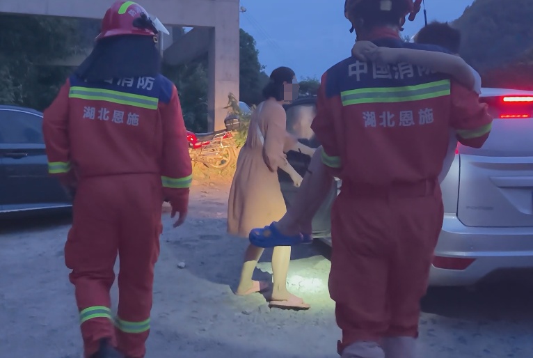 河边戏水被钢筋刺穿小腿,消防员抱着男孩徒步1.5公里送医! 河边戏水被钢筋刺穿小腿,消防员抱着男孩徒步1.5公里送医!