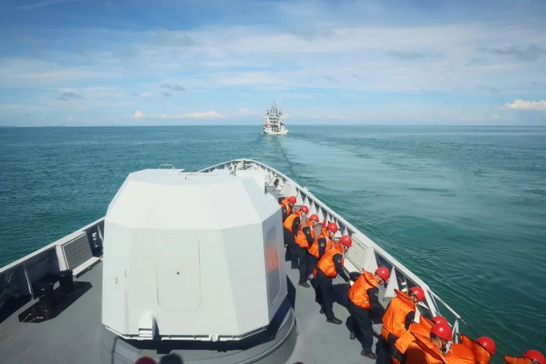 披星戴月,舰艇编队持续鏖战 披星戴月,舰艇编队持续鏖战