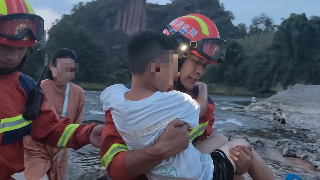 河边戏水被钢筋刺穿小腿,消防员抱着男孩徒步1.5公里送医! 河边戏水被钢筋刺穿小腿,消防员抱着男孩徒步1.5公里送医!
