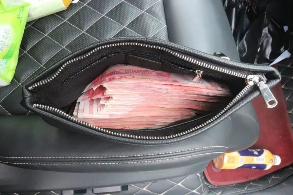 两头骗？男子偷网恋对象14万给女友9万，潜逃至成都被抓