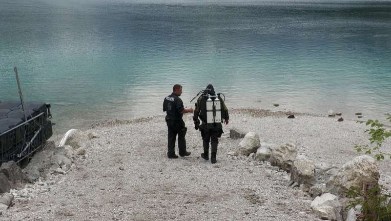 中国父子在德国冰雪融水湖溺亡，4岁女儿目睹悲剧发生，消防：不明水域下水救人需谨慎