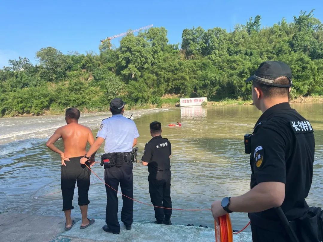 “快来救人啊!”特巡警黄磊,纵身一跃 “快来救人啊!”特巡警黄磊,纵身一跃