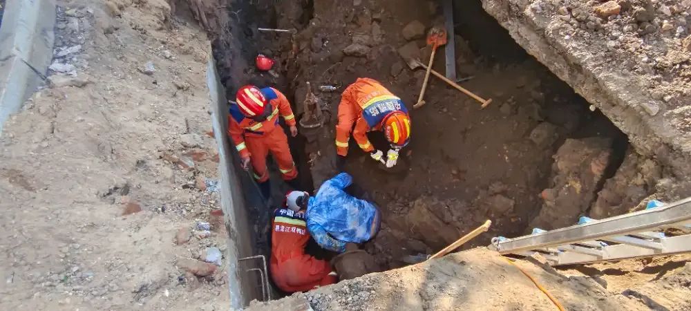 工人遭遇塌方被埋 消防员用身体当做护盾手刨挖沙救人