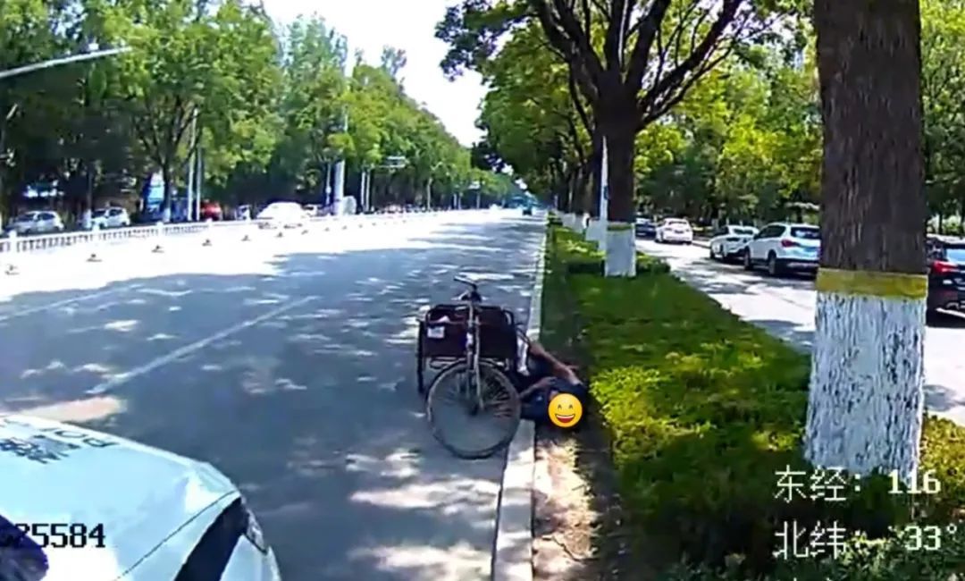 中暑大爷不愿上警车,他做出了这个决定…… 中暑大爷不愿上警车,他做出了这个决定……