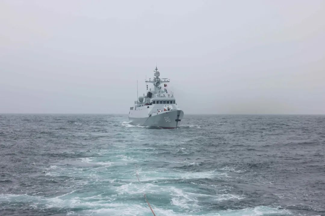 披星戴月,舰艇编队持续鏖战 披星戴月,舰艇编队持续鏖战