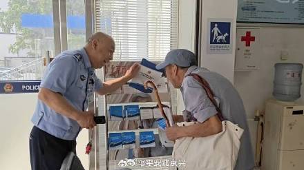 暖心一幕！民警“手势+搀扶”为不识字老人解难题