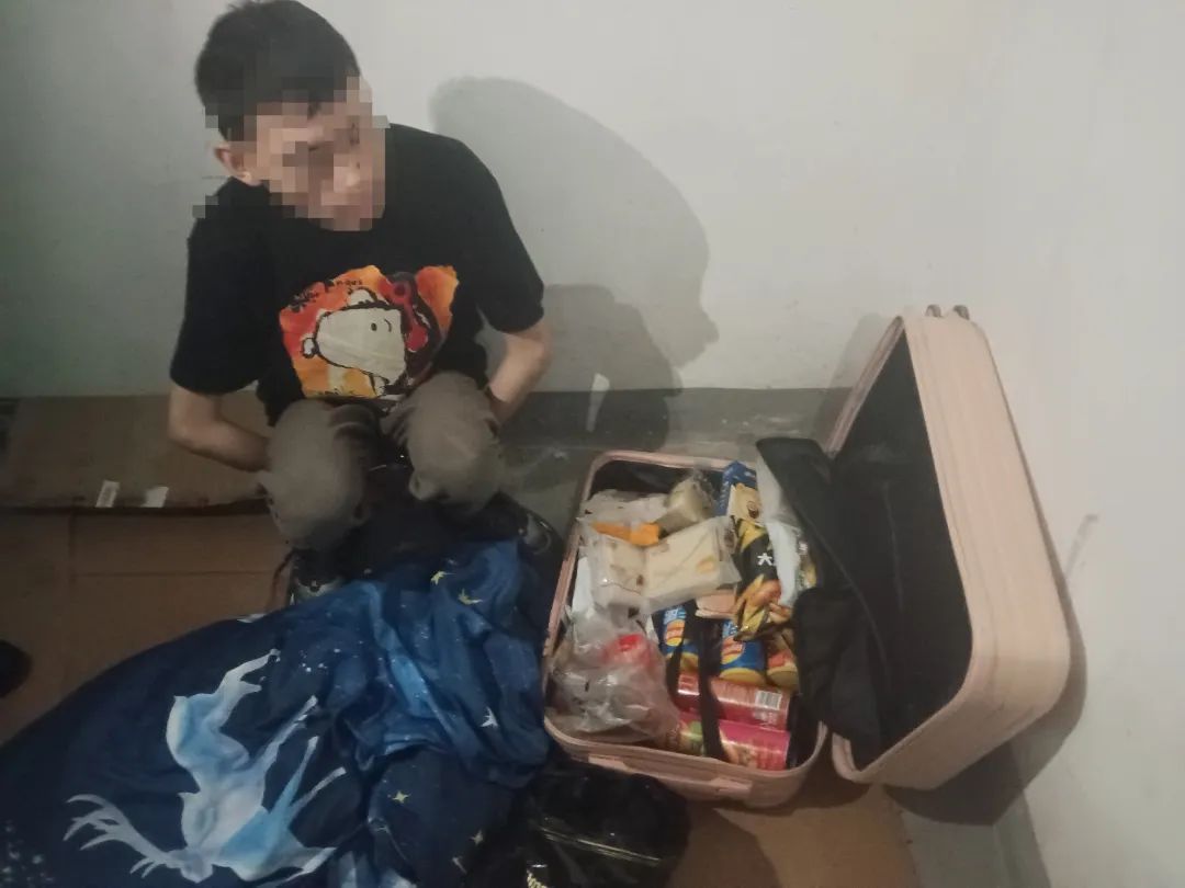 贵阳公安抓获“零食大盗”!“深夜食堂”现实版?吃不完还“兜”着走! 贵阳公安抓获“零食大盗”!“深夜食堂”现实版?吃不完还“兜”着走!