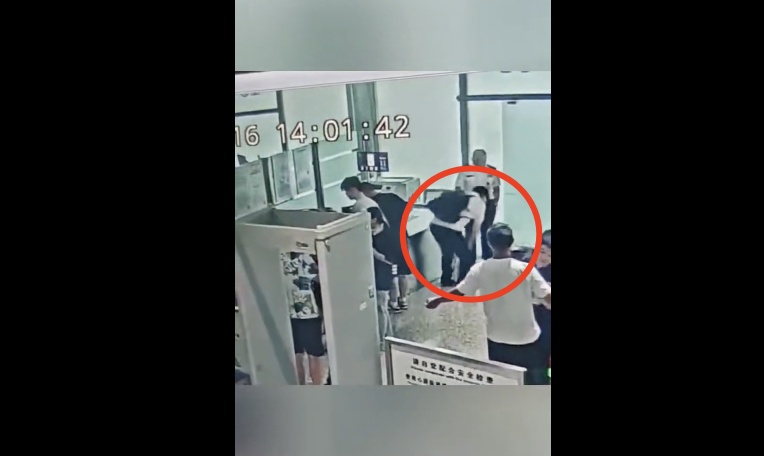 武汉天河机场一男子砸充电宝致起火，警方：沈某（男），被行拘