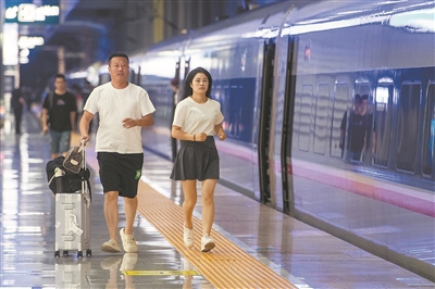 在高铁站台打伞会触电？