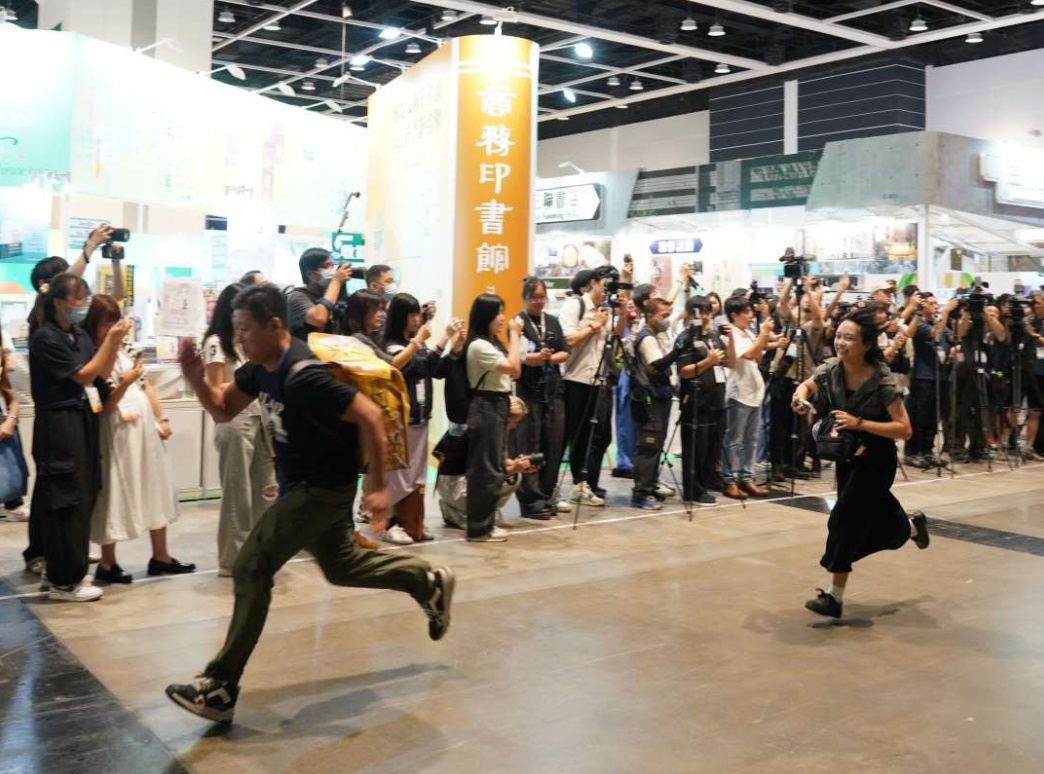 通宵排队、跑步入场,香港书展有多“香”? 通宵排队、跑步入场,香港书展有多“香”?