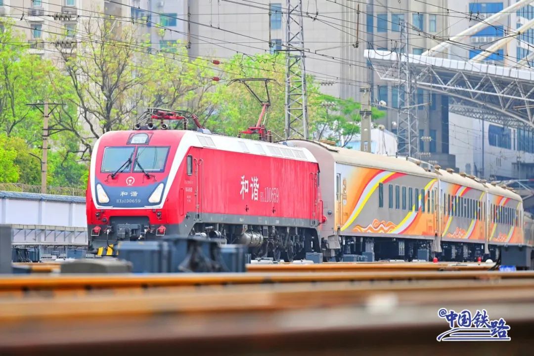 上半年，全国铁路累计发送旅客22.4亿人次、同比增长6.7%