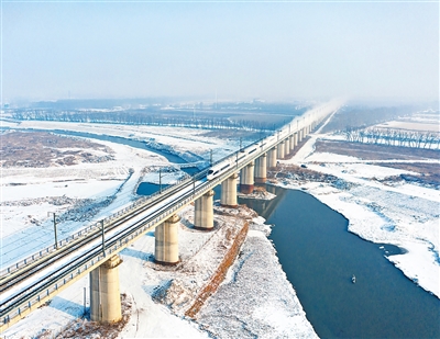 穿戈壁、越冻土、跨海洋，中国高铁是怎样炼成的？