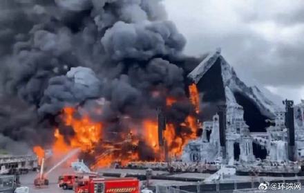 比利时著名音乐节场地发生火灾 现场浓烟滚滚 比利时著名音乐节场地发生火灾 现场浓烟滚滚