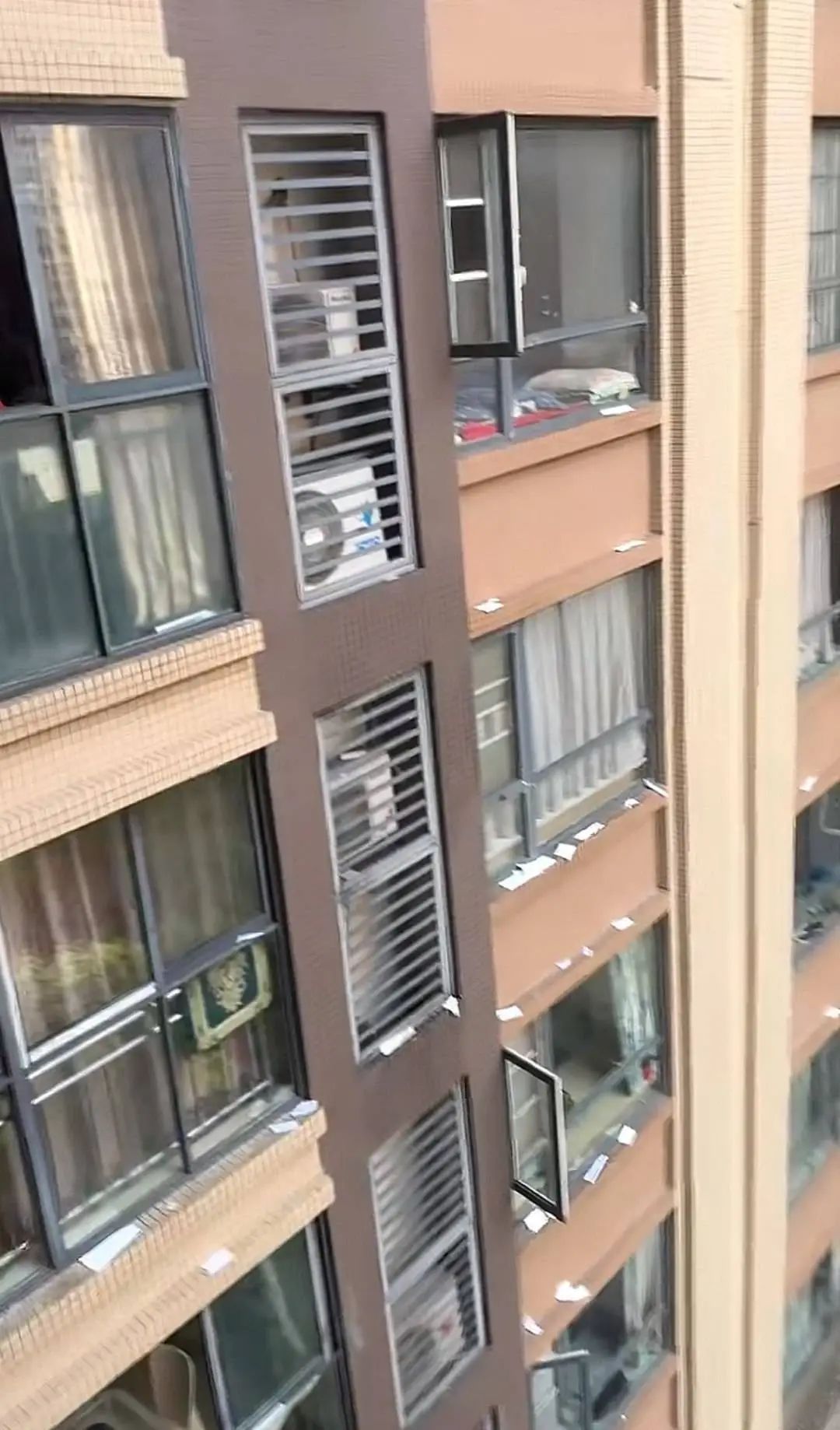 高空抛物还是“恶作剧”?成都一熊孩子撕书扔下楼,物业:家长已上门道歉 高空抛物还是“恶作剧”?成都一熊孩子撕书扔下楼,物业:家长已上门道歉