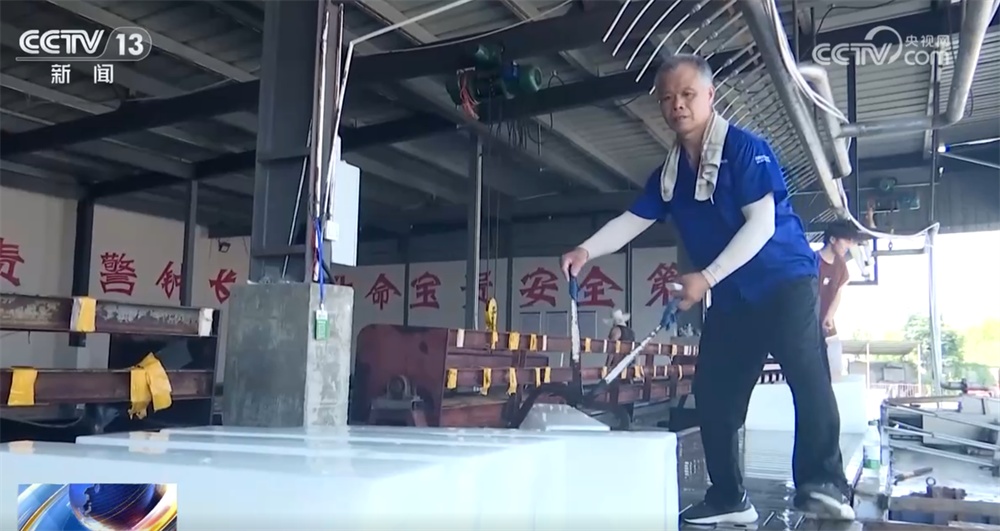 保出行、保供水、保供应……一线劳动者“逆战”热浪、“汗卫”清凉