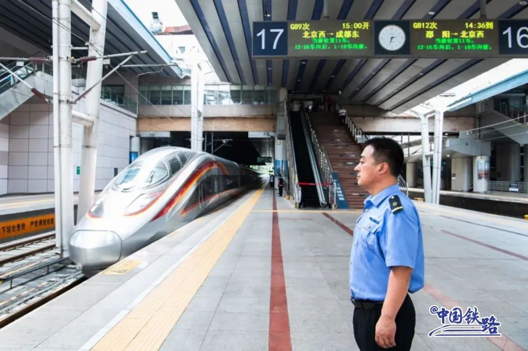 上半年，全国铁路累计发送旅客22.4亿人次、同比增长6.7%