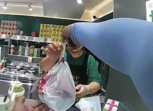 “认识你都是我倒霉的时候”，小哥晕倒，接下来的一幕令人动容