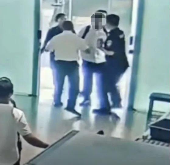 男子在机场怒砸充电宝致起火，被行拘