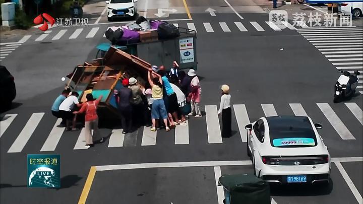 泰州：两车相撞 26位热心市民托举3条生命