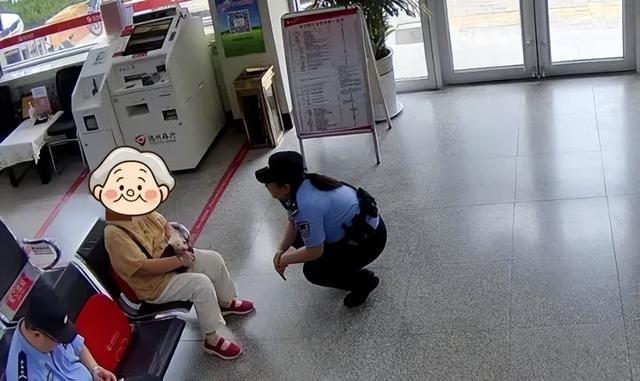 惊现复合诈骗局！老人被"哭孙+凶警"操控取现，民警冲进银行夺下养老钱