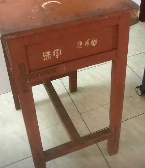 江苏一男子租房陪读，看到老课桌上几个数字惊了！竟是自己33年前的“伙伴”