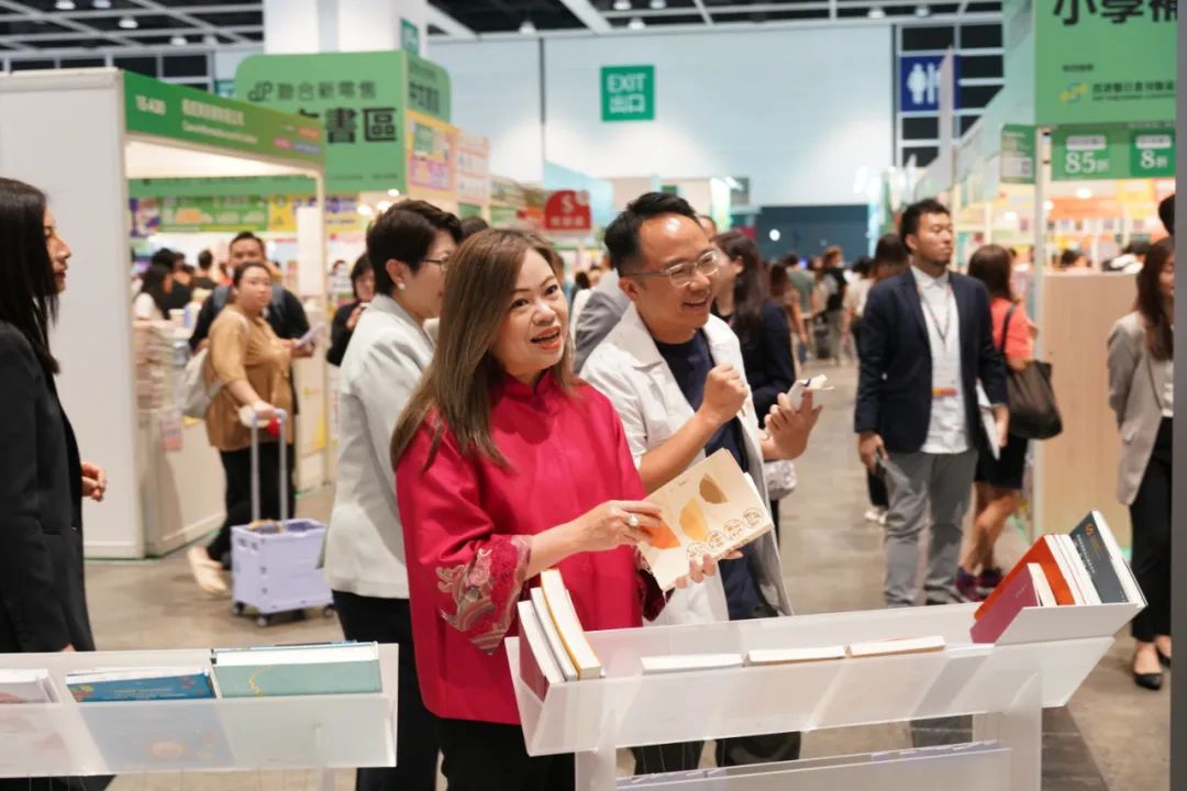 通宵排队、跑步入场,香港书展有多“香”? 通宵排队、跑步入场,香港书展有多“香”?