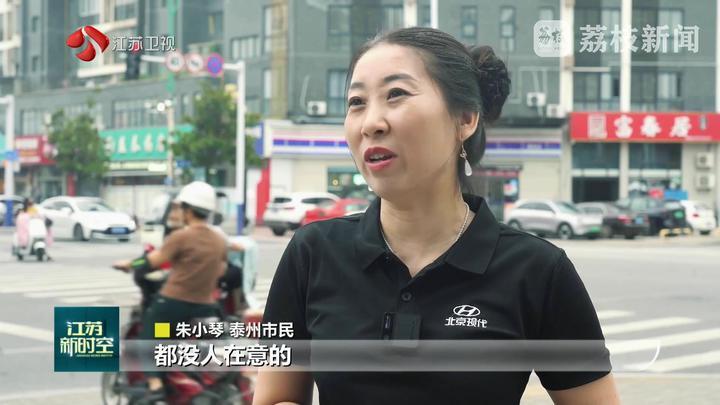 泰州：两车相撞 26位热心市民托举3条生命