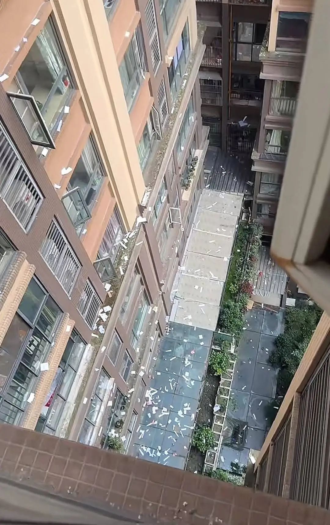 高空抛物还是“恶作剧”?成都一熊孩子撕书扔下楼,物业:家长已上门道歉 高空抛物还是“恶作剧”?成都一熊孩子撕书扔下楼,物业:家长已上门道歉