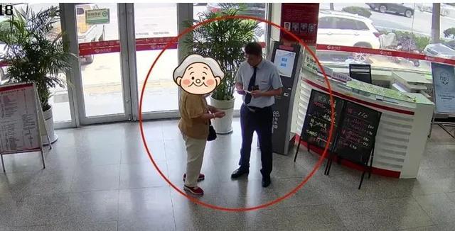 惊现复合诈骗局！老人被"哭孙+凶警"操控取现，民警冲进银行夺下养老钱