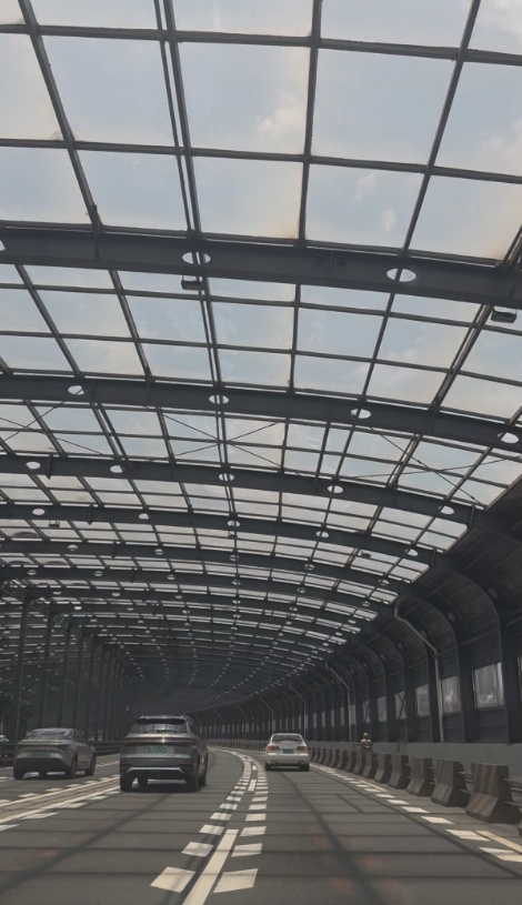 “仿佛蒸桑拿”，广州洛溪大桥699米隔音屏引热议，回应：将开“天窗”散热