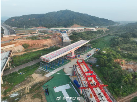 48分钟逆时针转体45度 这座万吨跨铁路桥成功转体