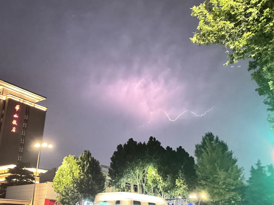 罕见紫色闪电照亮金陵城！专家：闪电通道温度最高比太阳表面高5倍