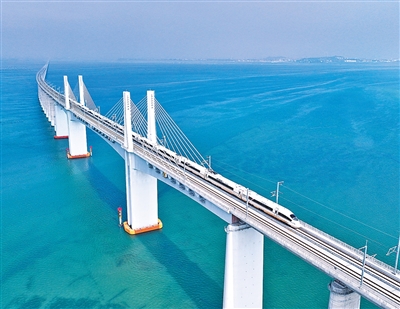 穿戈壁、越冻土、跨海洋，中国高铁是怎样炼成的？