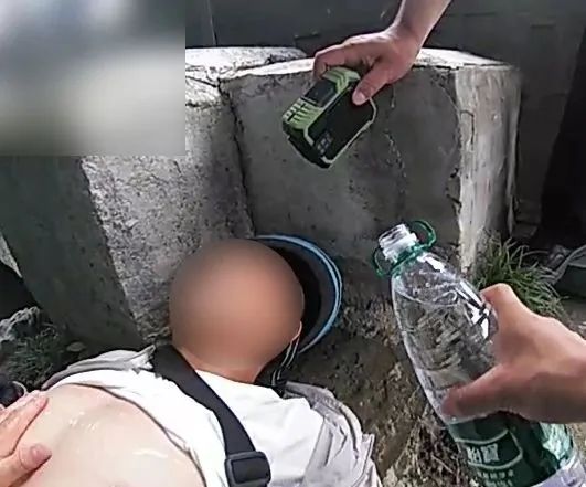 “认识你都是我倒霉的时候”，小哥晕倒，接下来的一幕令人动容