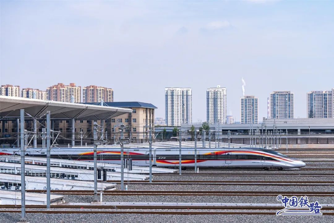 上半年，全国铁路累计发送旅客22.4亿人次、同比增长6.7%