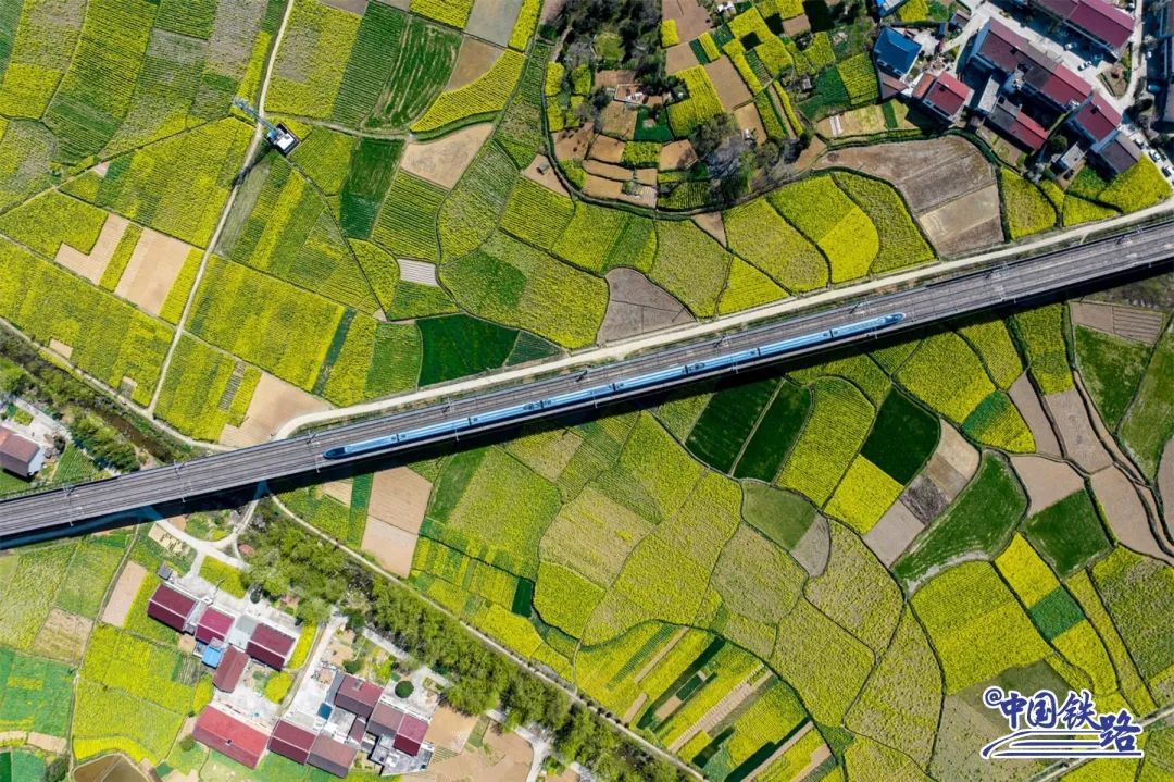 上半年，全国铁路累计发送旅客22.4亿人次、同比增长6.7%