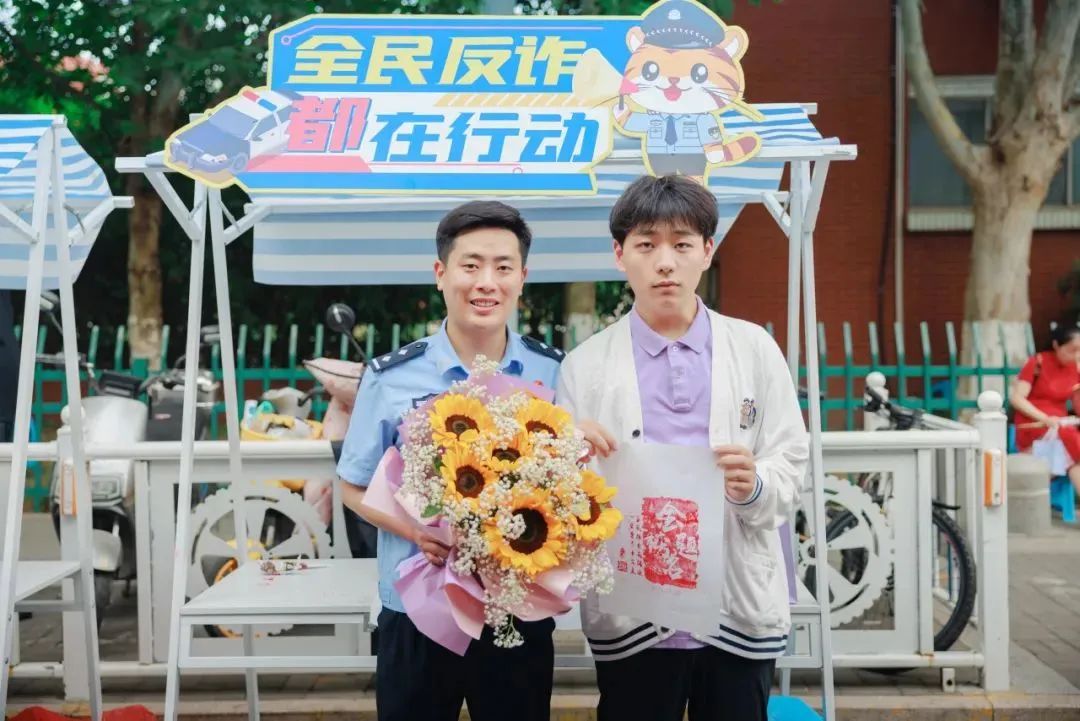 他拿着警校录取通知书，直奔公安局……