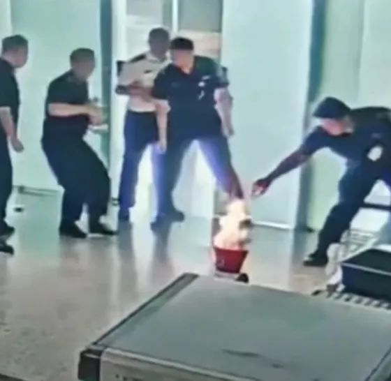 男子在机场怒砸充电宝致起火，被行拘