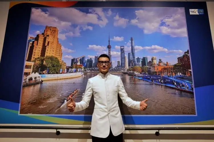 知名男演员现身上海，解锁新身份！他说自己的“不老秘诀”也与此有关……