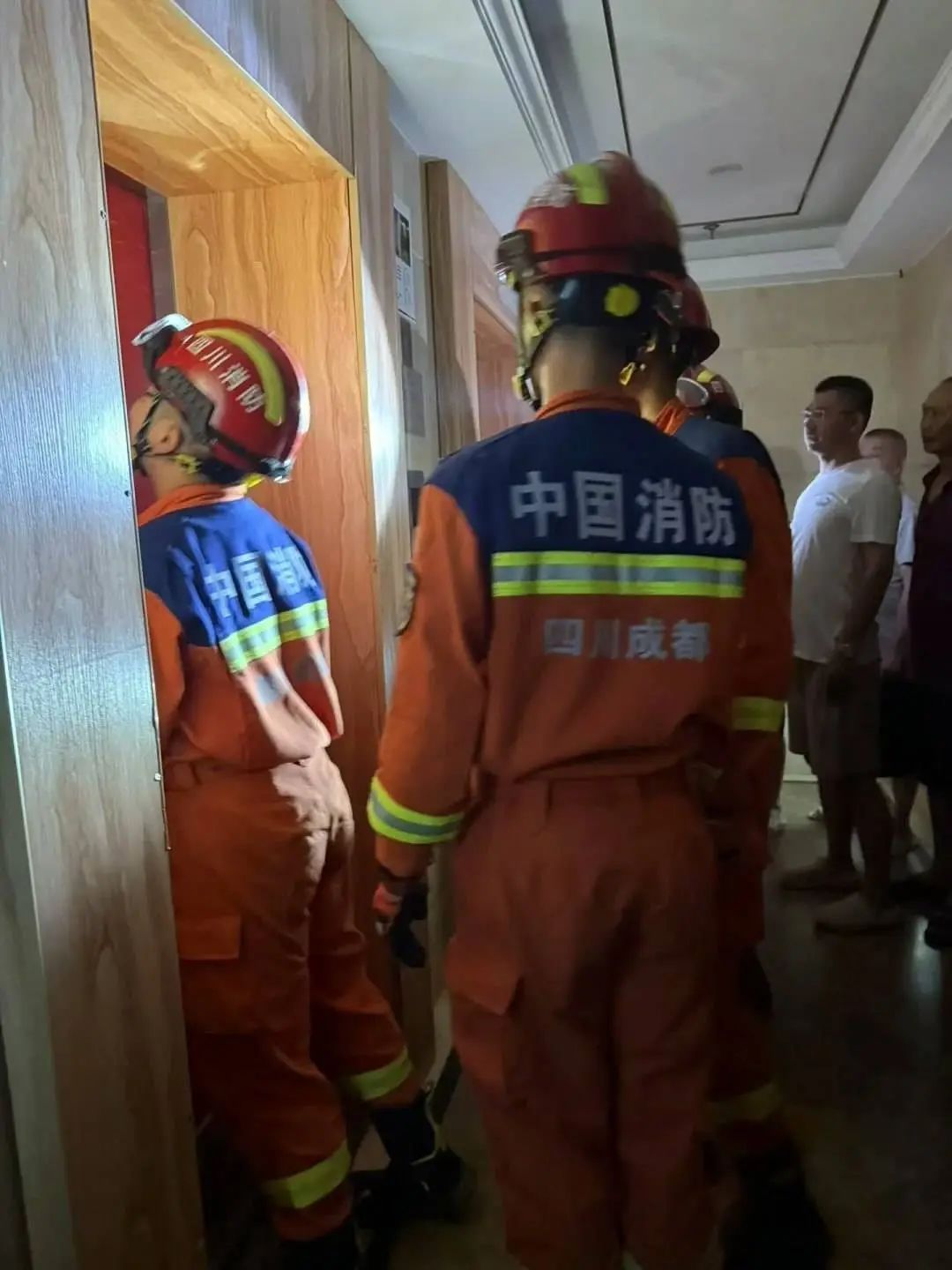 成都一地17日晚多小区停电，有人被困电梯40分钟，附近酒店爆满！凌晨已恢复供电