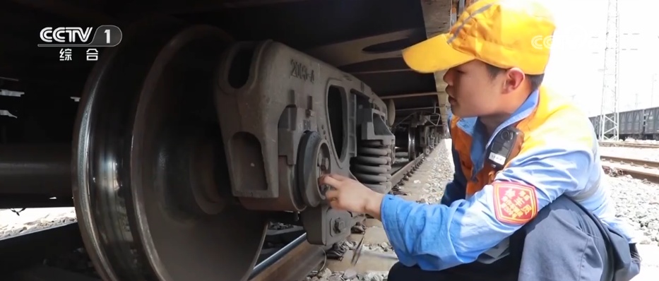 致敬高温下的劳动者！他们用汗水和坚守描绘最美的劳动画卷