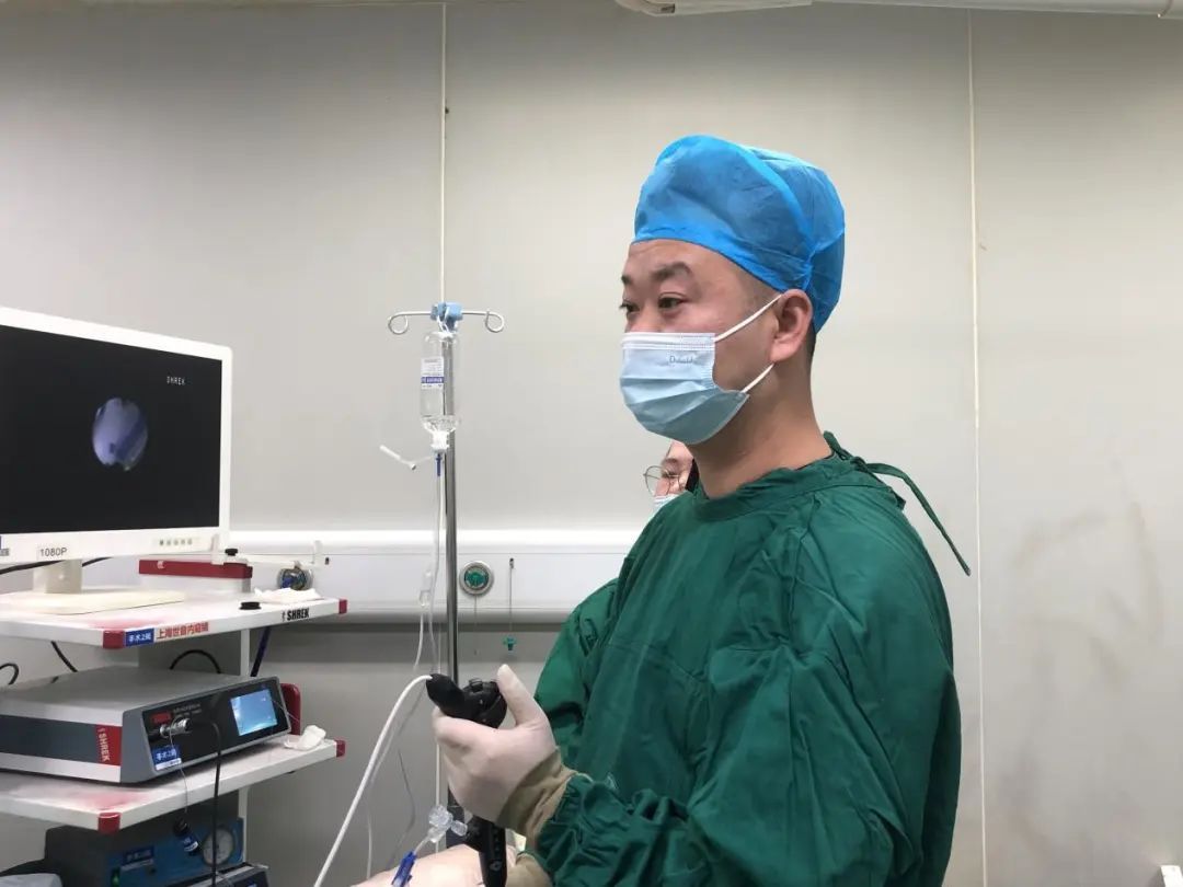 女子为生计奔波常憋尿，突发呕吐才知结石梗阻尿路