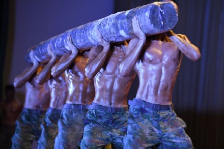 18图 看兵哥哥炫肌肉 ！