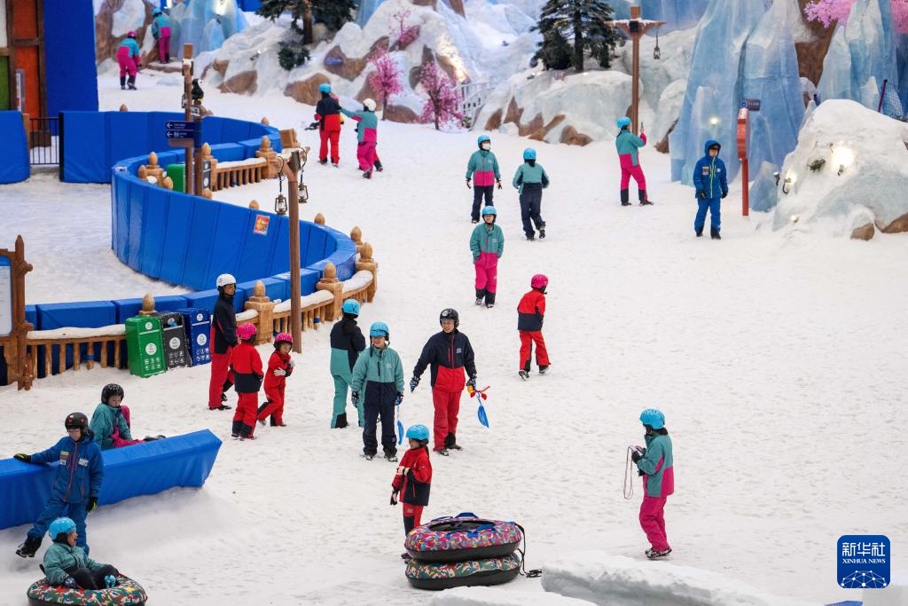 湖南：冰雪中躲避高温红色预警