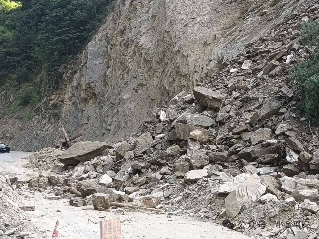 网红公路理小路结斯乡处发生高位垮塌，道路已交通管制