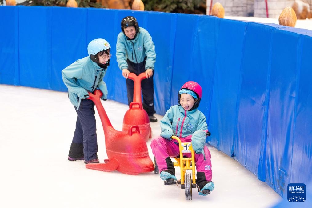湖南：冰雪中躲避高温红色预警