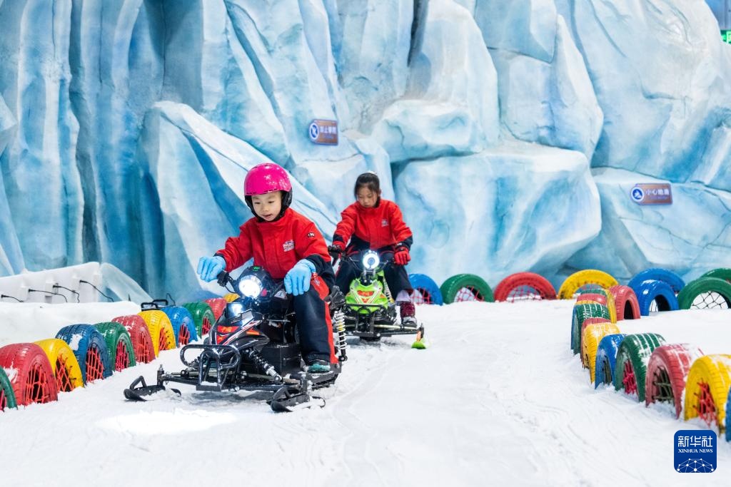 湖南：冰雪中躲避高温红色预警