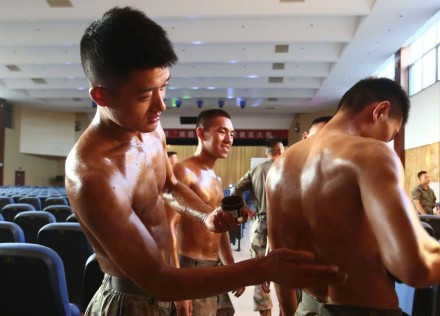 18图 看兵哥哥炫肌肉 ！