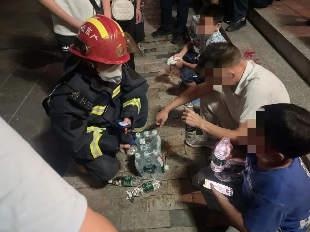 家中突然起火停电,中山一独自在家的10岁男孩躲进洗手间教科书式自救 家中突然起火停电,中山一独自在家的10岁男孩躲进洗手间教科书式自救