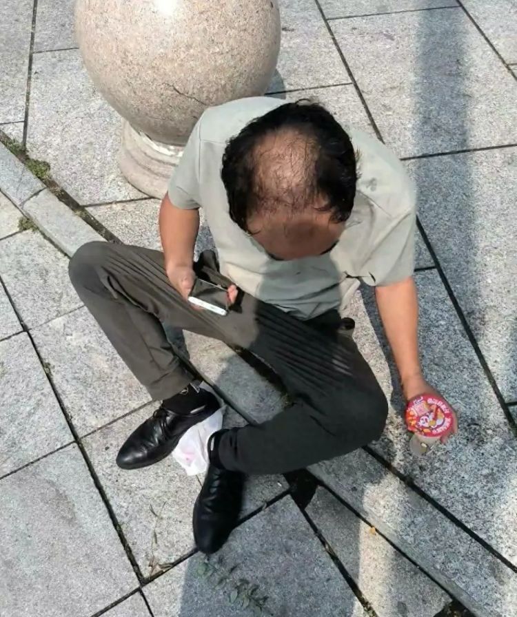 女子烈日下救助中暑路人:情况紧急只想先救人,对方缓过来就要去工作 女子烈日下救助中暑路人:情况紧急只想先救人,对方缓过来就要去工作